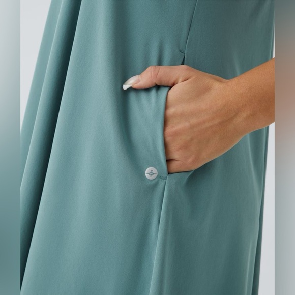 Quick-Drying Teal Dress - Picture 3 of 13